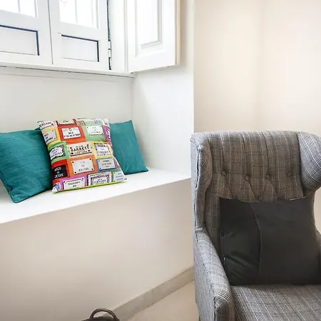 Lovelystay - Castle Hill Apartment